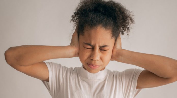 Douleur derrière l’oreille qui descend dans la nuque : comment la soulager ? Douleur derrière l'oreille qui descend dans la nuque : comment la soulager ?