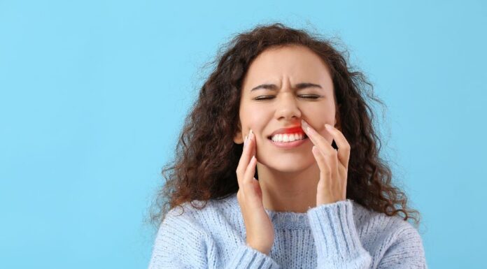 Quelles sont les options envisageables pour traiter la gingivite ? Découvrez ici les remèdes naturels et les traitements médicamenteux contre ce mal. Gingivite : traitements depuis l'antibiotique jusqu'aux remèdes naturels et maison