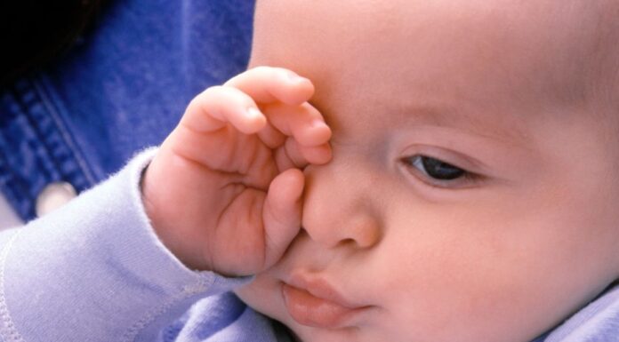 Une seule paupière gonflée et douloureuse chez le bébé : que faire ? Une seule paupière gonflée et douloureuse chez le bébé : que faire ?